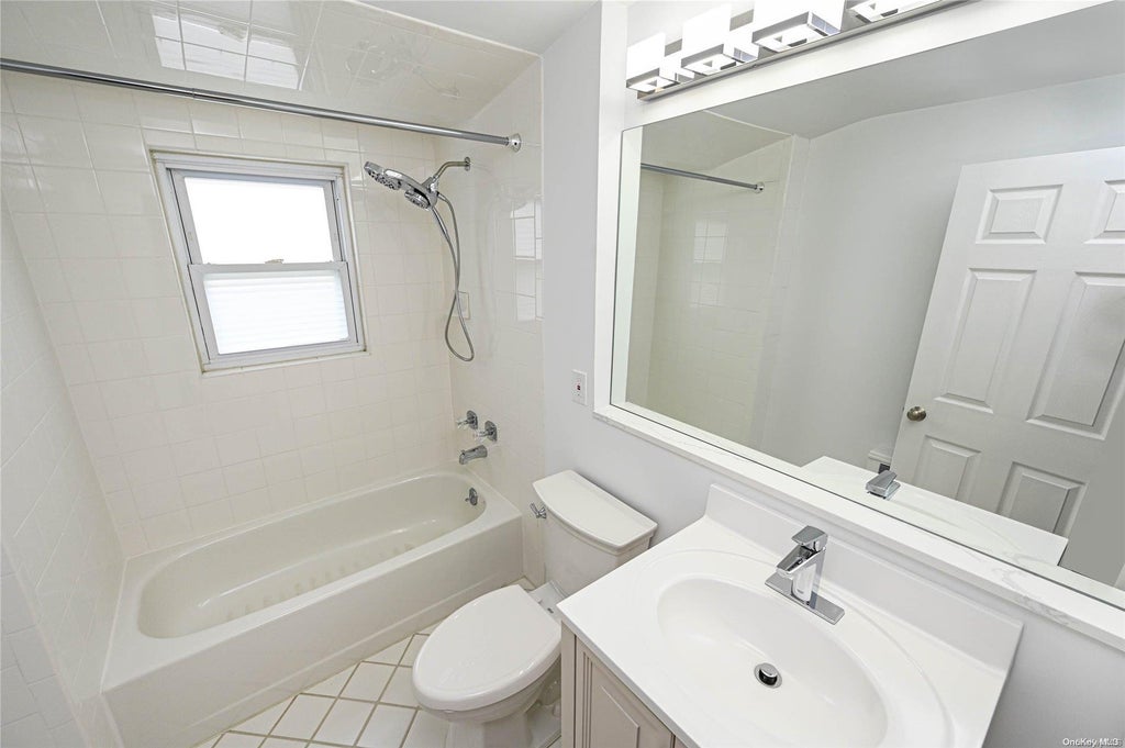 19 of 32 - 10 Birchbrook Drive, Smithtown, NY