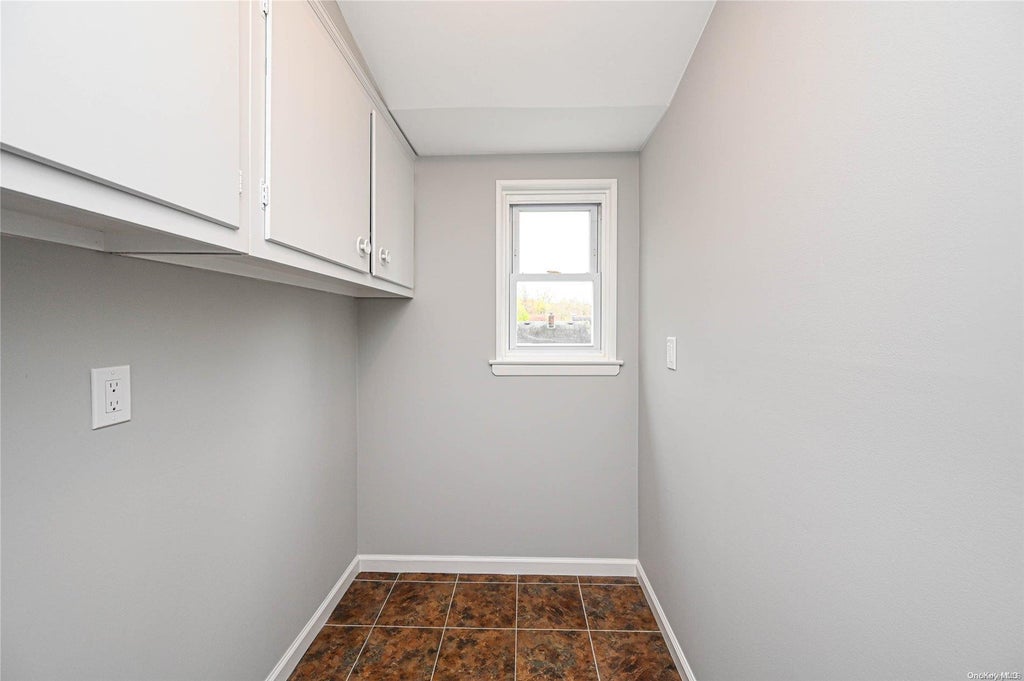 20 of 32 - 10 Birchbrook Drive, Smithtown, NY