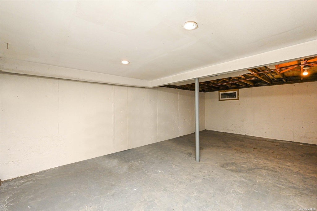 24 of 32 - 10 Birchbrook Drive, Smithtown, NY