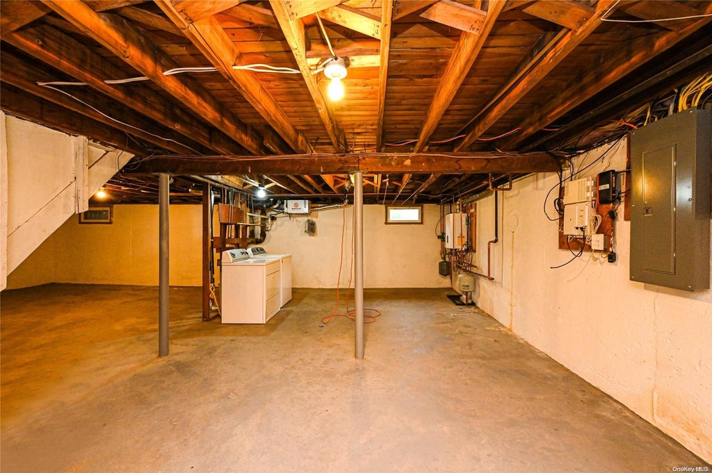 25 of 32 - 10 Birchbrook Drive, Smithtown, NY