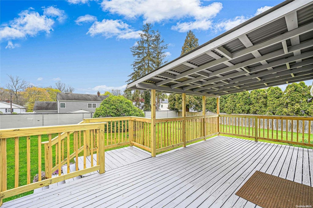 26 of 32 - 10 Birchbrook Drive, Smithtown, NY