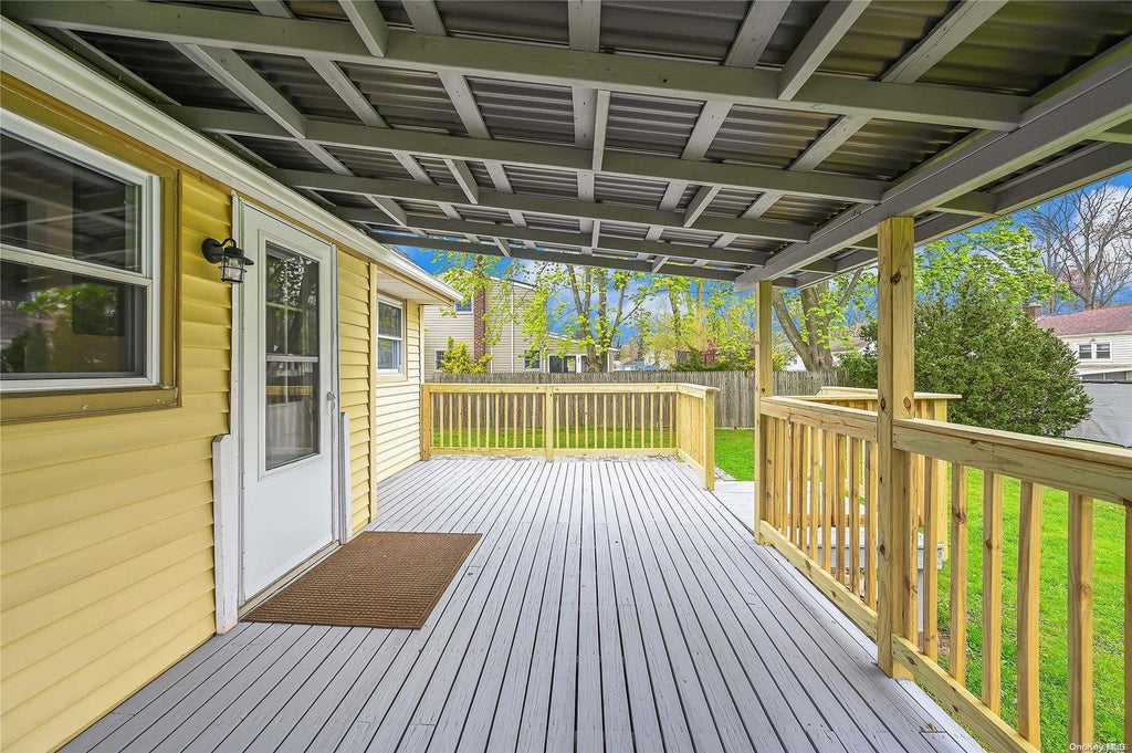 27 of 32 - 10 Birchbrook Drive, Smithtown, NY