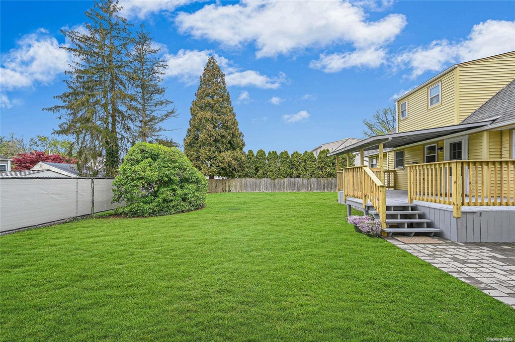 28 of 32 - 10 Birchbrook Drive, Smithtown, NY