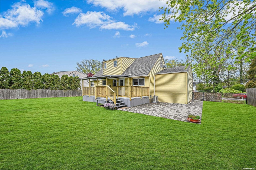 29 of 32 - 10 Birchbrook Drive, Smithtown, NY