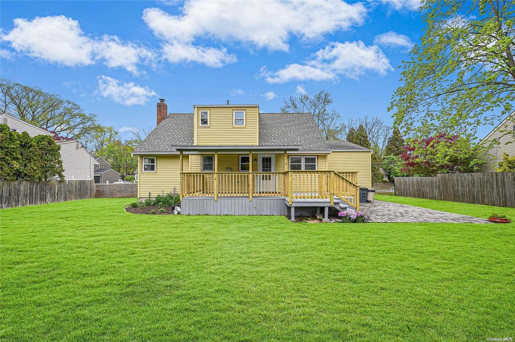 31 of 32 - 10 Birchbrook Drive, Smithtown, NY
