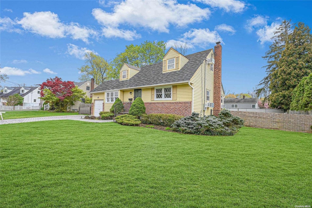 3 of 32 - 10 Birchbrook Drive, Smithtown, NY