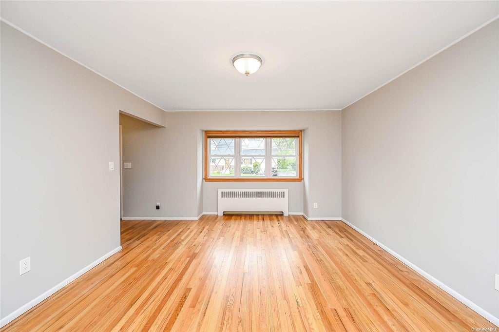 6 of 32 - 10 Birchbrook Drive, Smithtown, NY