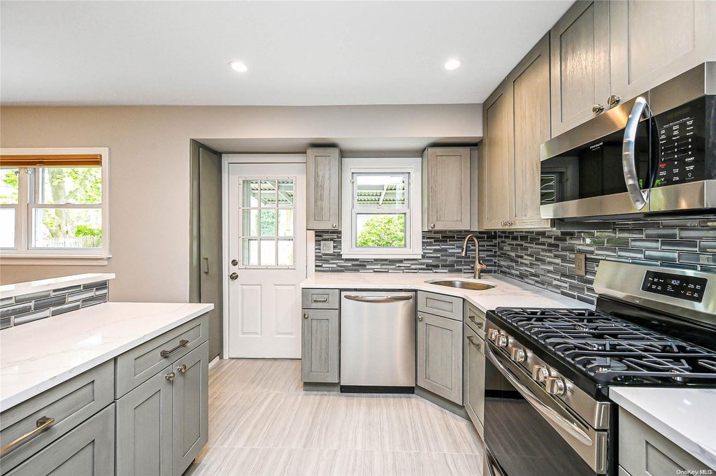 8 of 32 - 10 Birchbrook Drive, Smithtown, NY