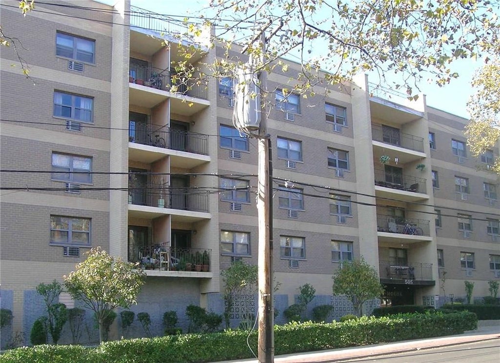 1 of 1 - 505 White Plains Road 3g, Eastchester, NY