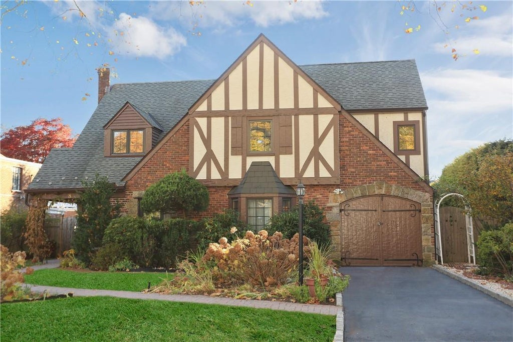 1 of 1 - 8 Romney Place, Scarsdale, NY