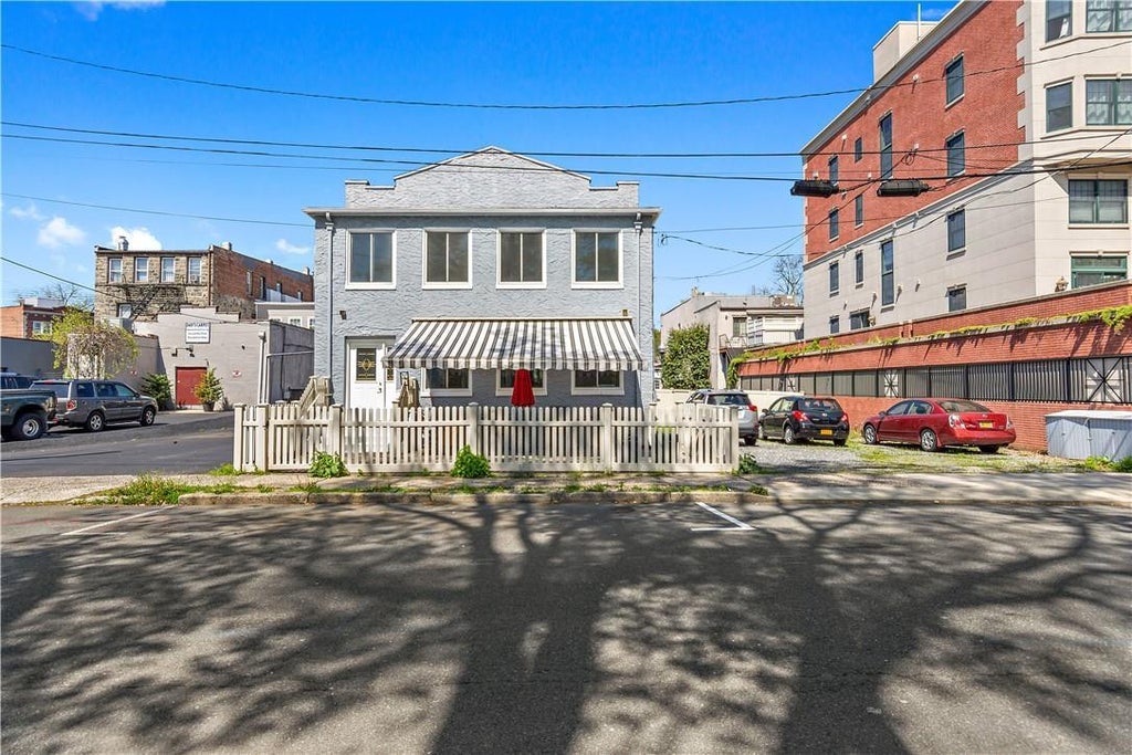 1 of 1 - 572 Van Ranst Place, Mamaroneck, NY