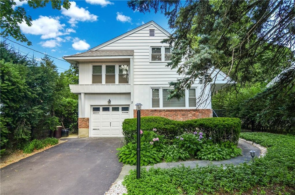 1 of 1 - 7 Manor Place, Larchmont, NY