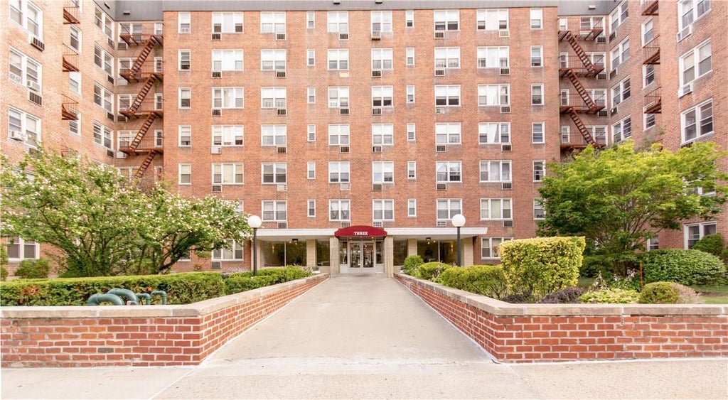 1 of 1 - 1 Sadore Lane # 3o, Yonkers, NY