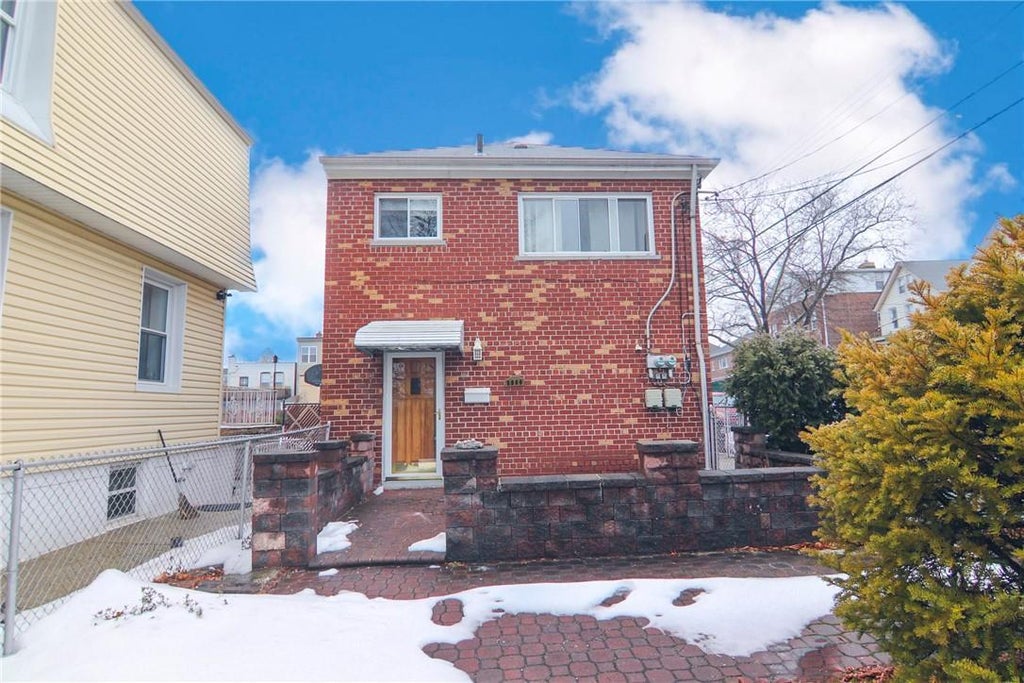 1 of 1 - 2900 Waterbury Avenue, Bronx, NY