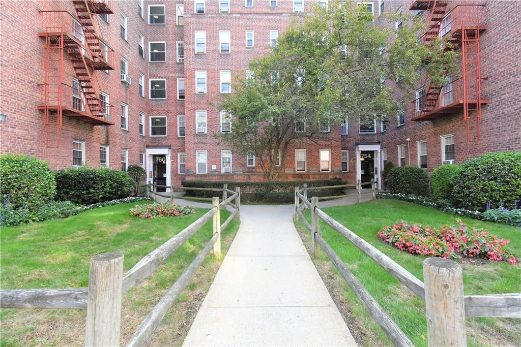 1 of 1 - 754 Bronx River Road B42, Bronxville, NY