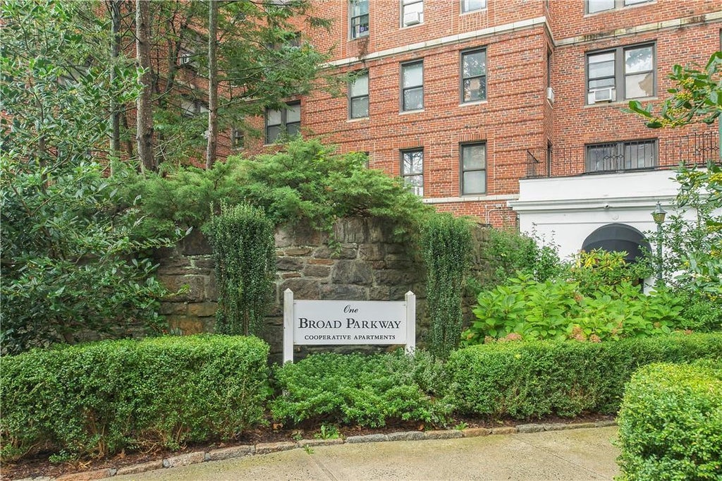 1 of 1 - 1 Broad Park Way # 7a, White Plains, NY