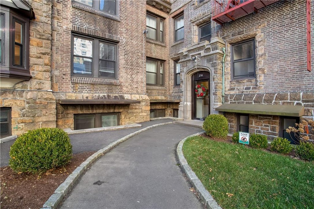 1 of 1 - 234 Martine Avenue # 4i, White Plains, NY