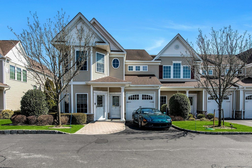 1 of 1 - 8 Meadow Court # 8, Oakdale, NY