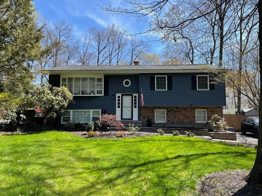 1 of 1 - 4 Hedge Row, New City, NY