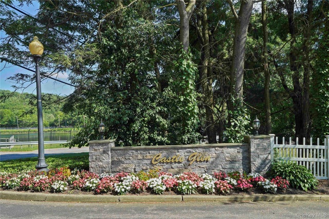 9 Pinewood Circle, White Plains