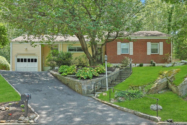103 Wood Hollow Lane, New Rochelle