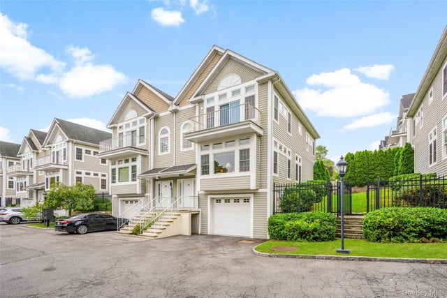 21 Arbor Glen, New Rochelle