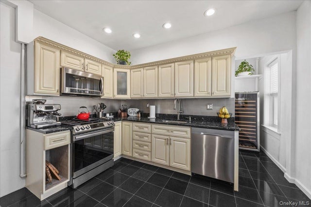 27 Locust Avenue # 4n, New Rochelle