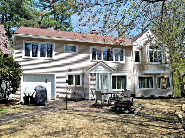 216 Woodhampton Drive, White Plains
