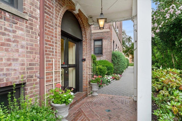 167 Centre Avenue # 3e, New Rochelle