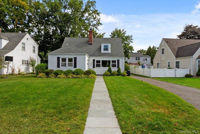 8 Huntley Road, Eastchester