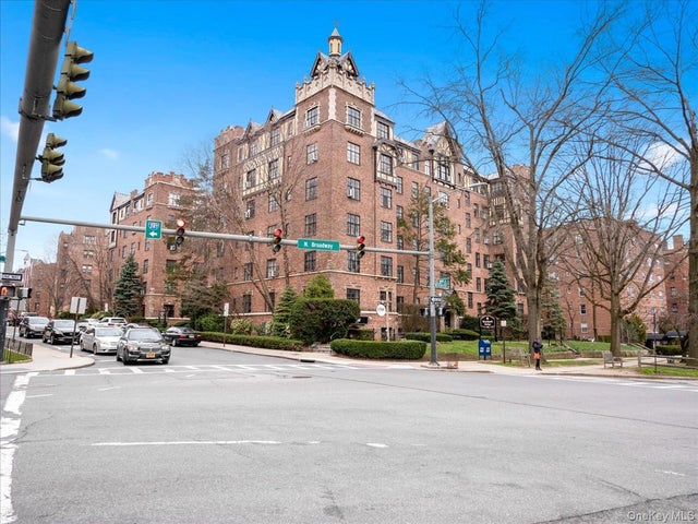 2 Westchester Avenue # 2k, White Plains