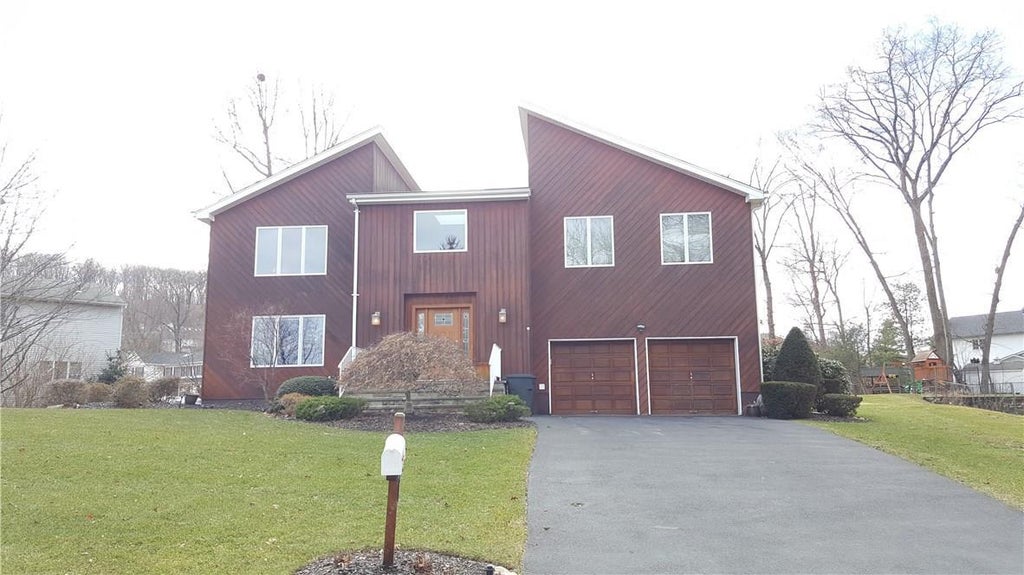 1 of 1 - 10 Denoyelle Circle, Garnerville, NY