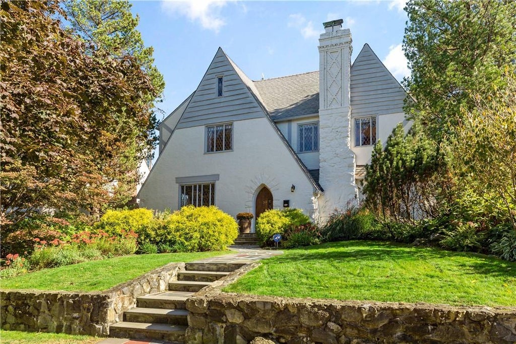 1 of 1 - 33 Maple Hill Drive, Larchmont, NY