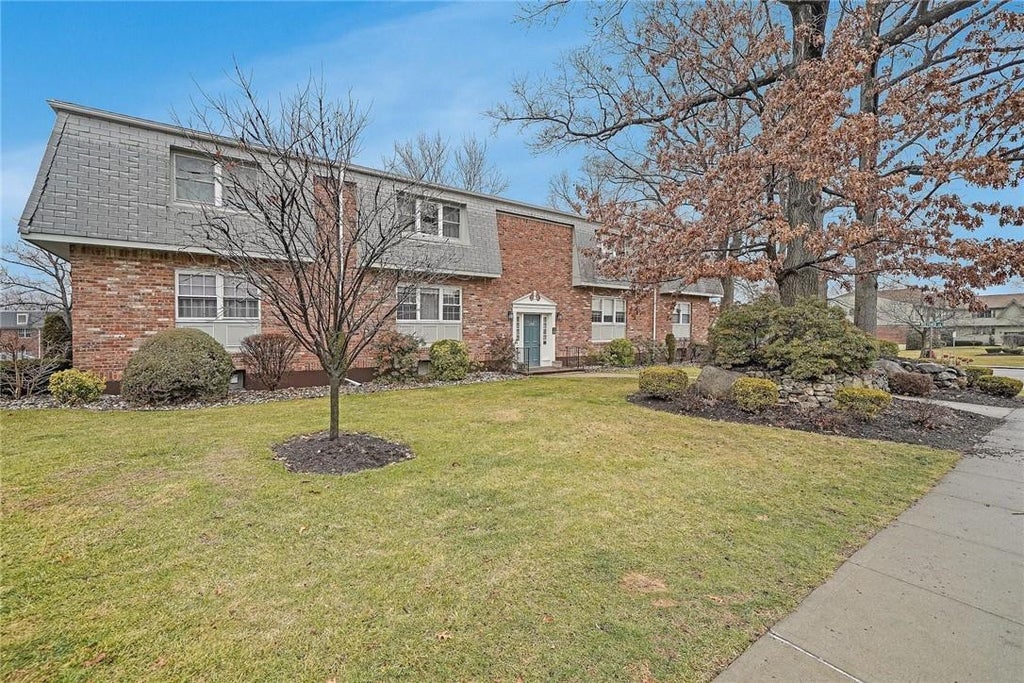 1 of 1 - 102 Bon Aire Circle # W3, Suffern, NY