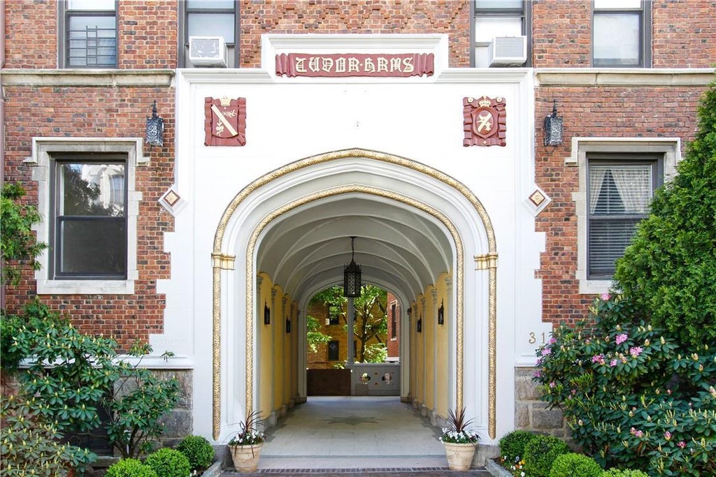 1 of 1 - 31 Pondfield Road 66, Bronxville, NY