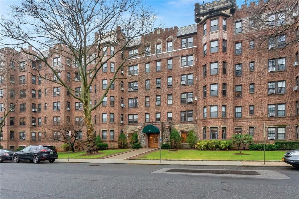 1 of 1 - 253 Garth Road 6l, Scarsdale, NY