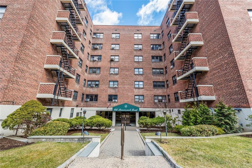 1 of 1 - 19 Old Mamaroneck Road 5d, White Plains, NY