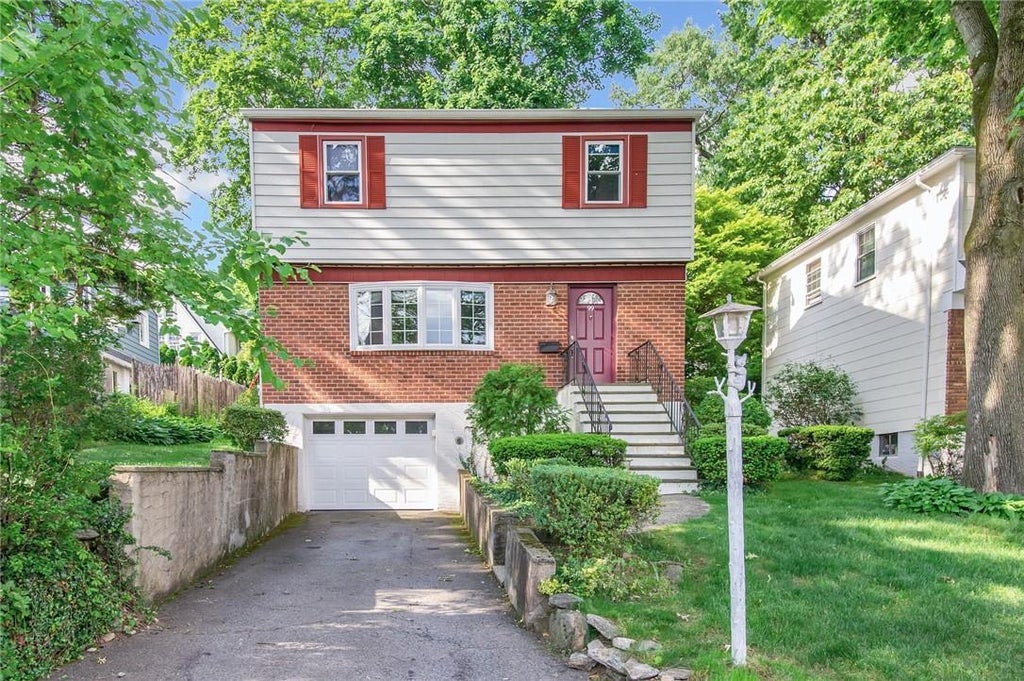 1 of 1 - 99 Woodruff Avenue, Scarsdale, NY