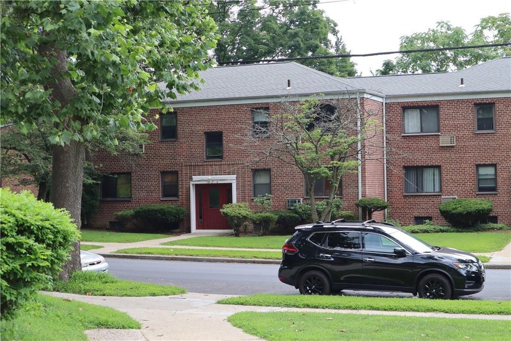 1 of 1 - 2 Lawrence Drive # D, White Plains, NY