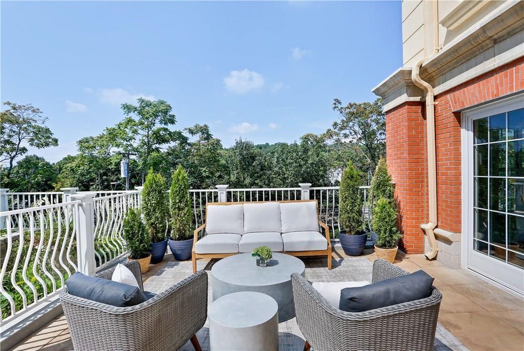 1 of 1 - 10 Byron Place # 222, Larchmont, NY