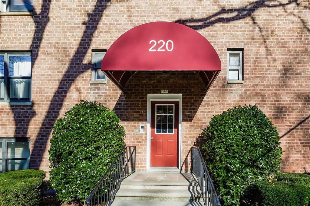 1 of 1 - 220 Richbell Road C2, Mamaroneck, NY