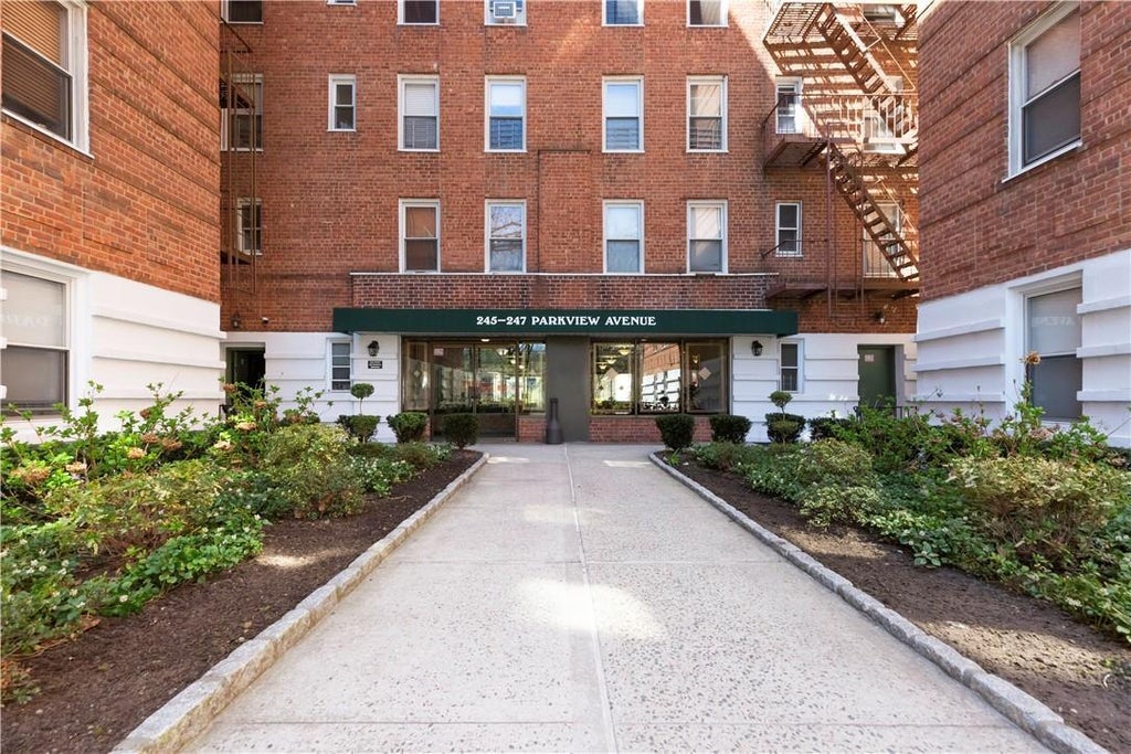 1 of 1 - 247 Parkview Avenue # 1o, Bronxville, NY
