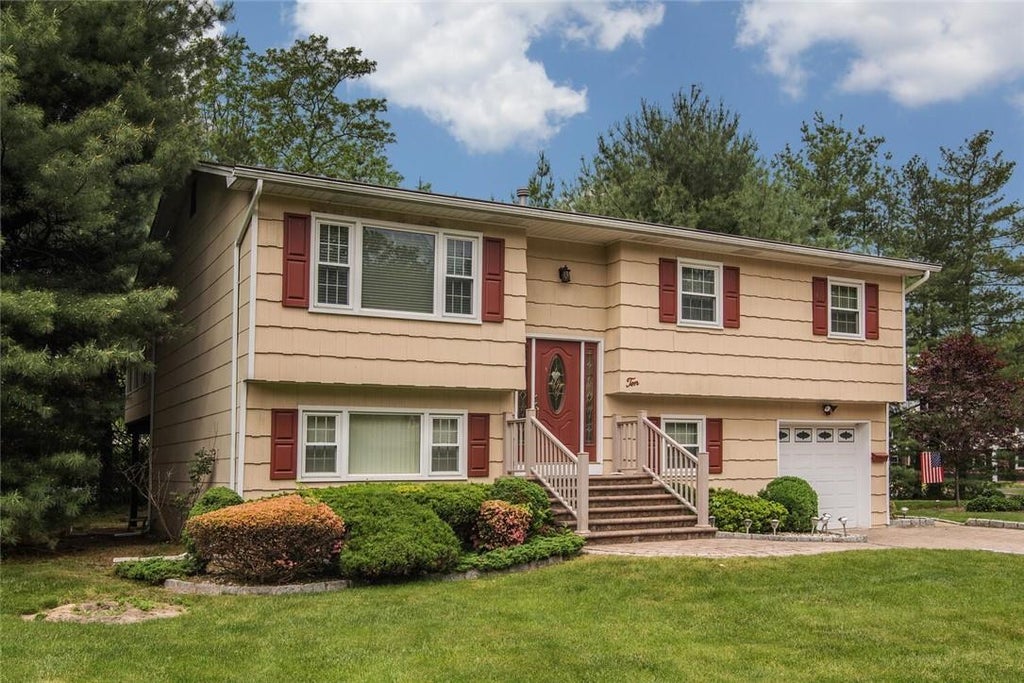 1 of 1 - 10 Glen Rose Court, West Nyack, NY