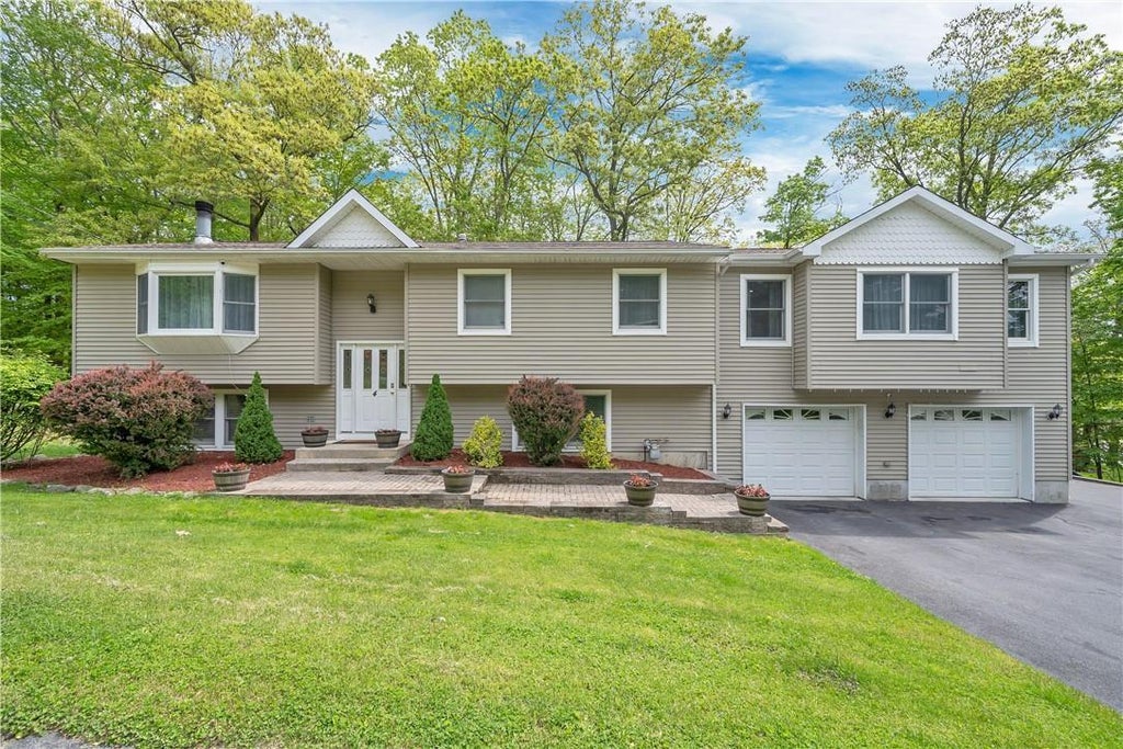 1 of 1 - 4 Carroll Drive, Highland Mills, NY