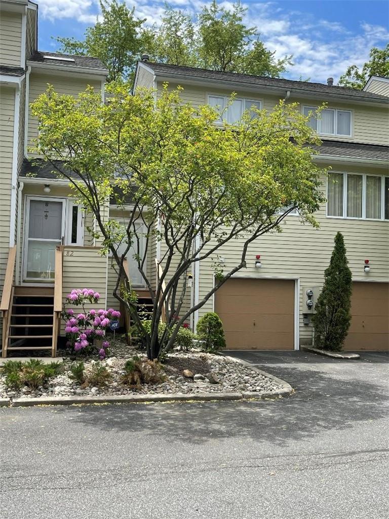 1 of 1 - 81 Village Green, Bardonia, NY