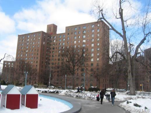 1 of 1 - 5 Metropolitan Oval # 8e, Bronx, NY