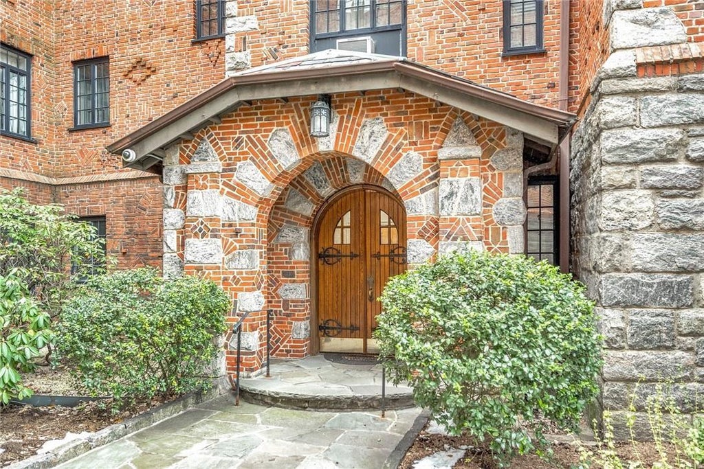 1 of 1 - 45 Pondfield Road 1f, Bronxville, NY