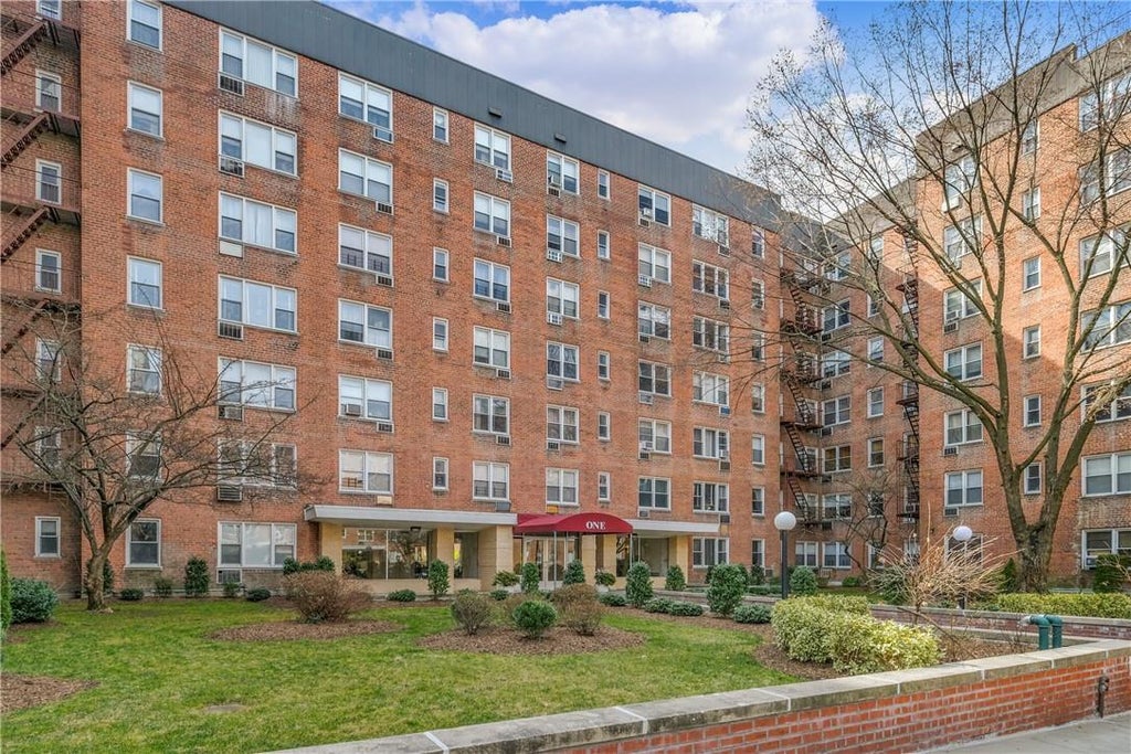 1 of 1 - 1 Sadore Lane # 6l, Yonkers, NY