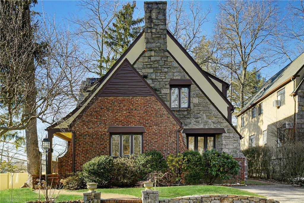 1 of 1 - 1 Seely Place, Scarsdale, NY