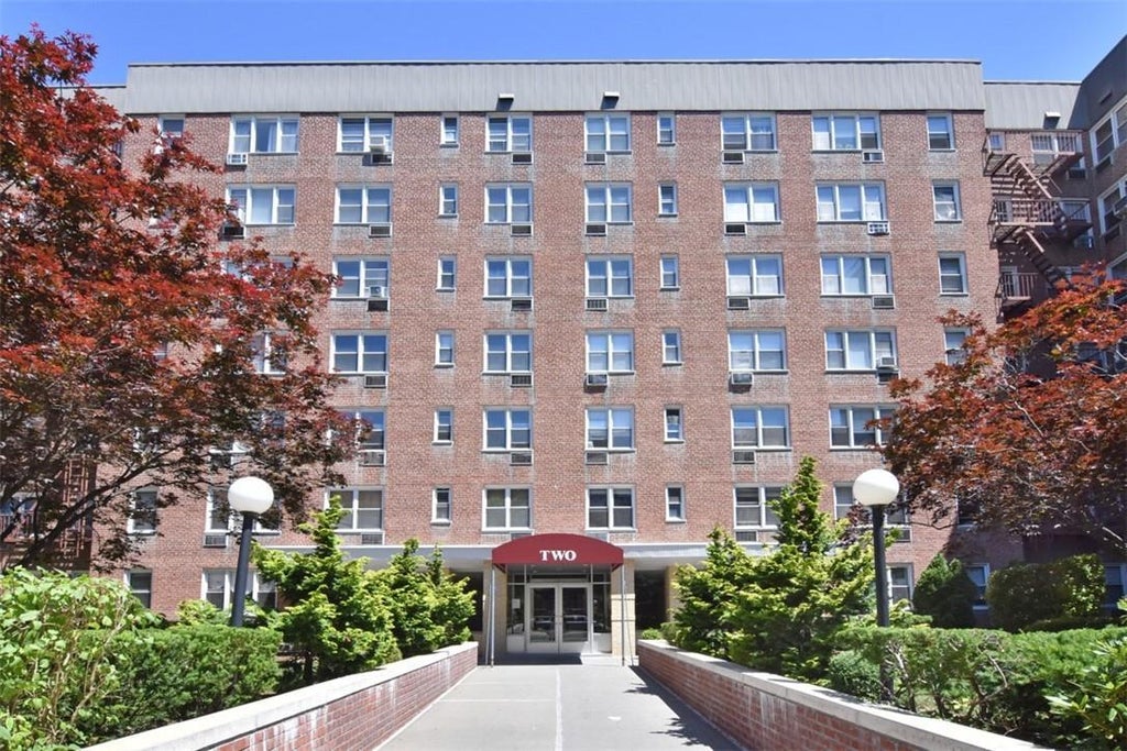 1 of 1 - 2 Sadore Lane # 1d, Yonkers, NY